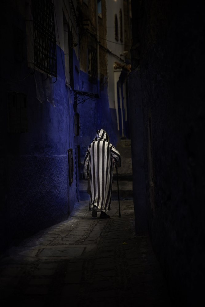 In the alleys of the city chaouen in Morocco von Moris Raskin