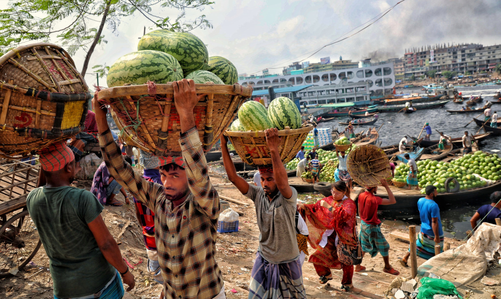 Watermelon unloading von Mostafijur Rahman Nasim