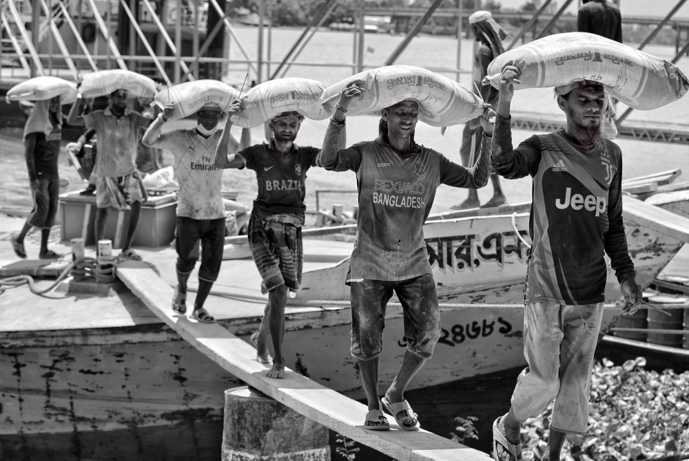 Unloading cement sacks von Mostafijur Rahman Nasim