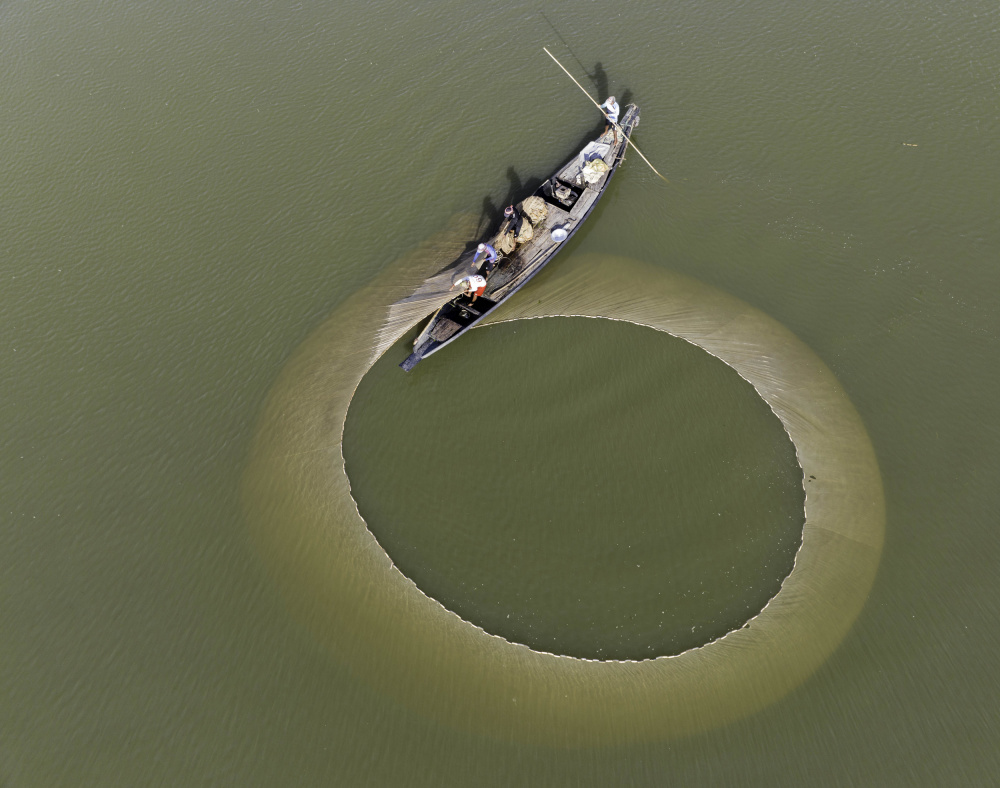 Fishermen in action von Mostafijur Rahman Nasim