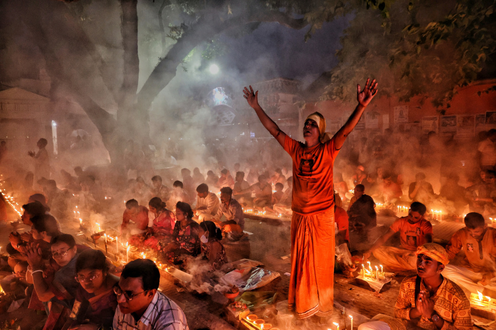 Praying with candle von Mostafijur Rahman Nasim