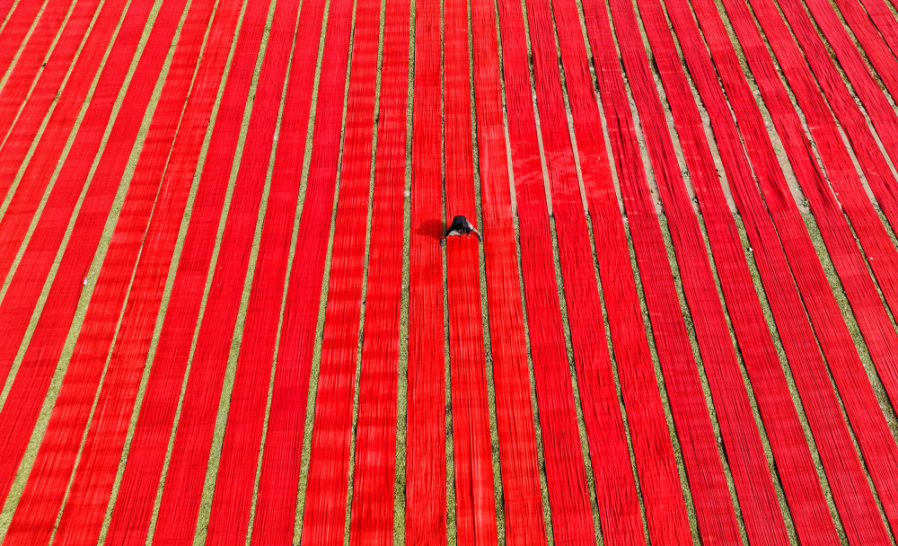 Drying red fabric von Mostafijur Rahman Nasim