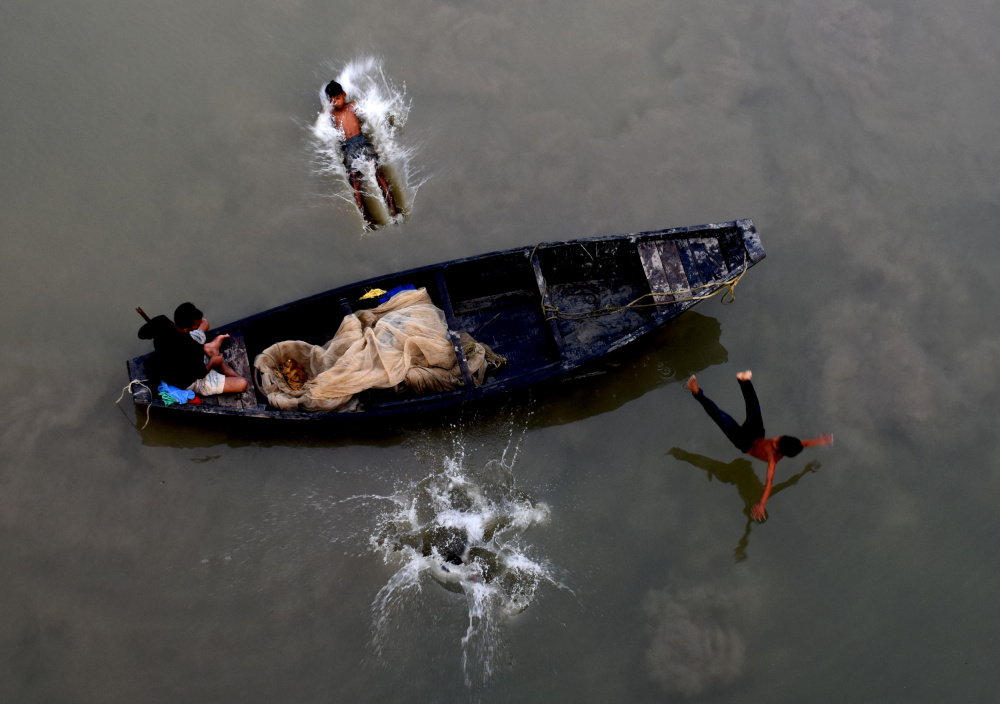 The playful jump von Moumita Mondal