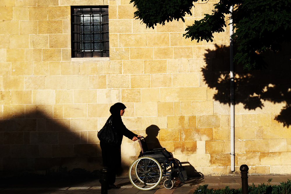 empty wheelchair von Murat YILMAZ