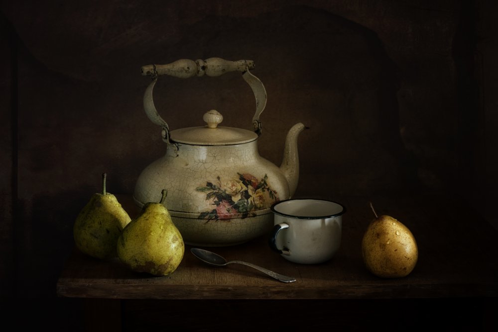 Still life with pears and a kettle. Vintage. von Mykhailo Sherman