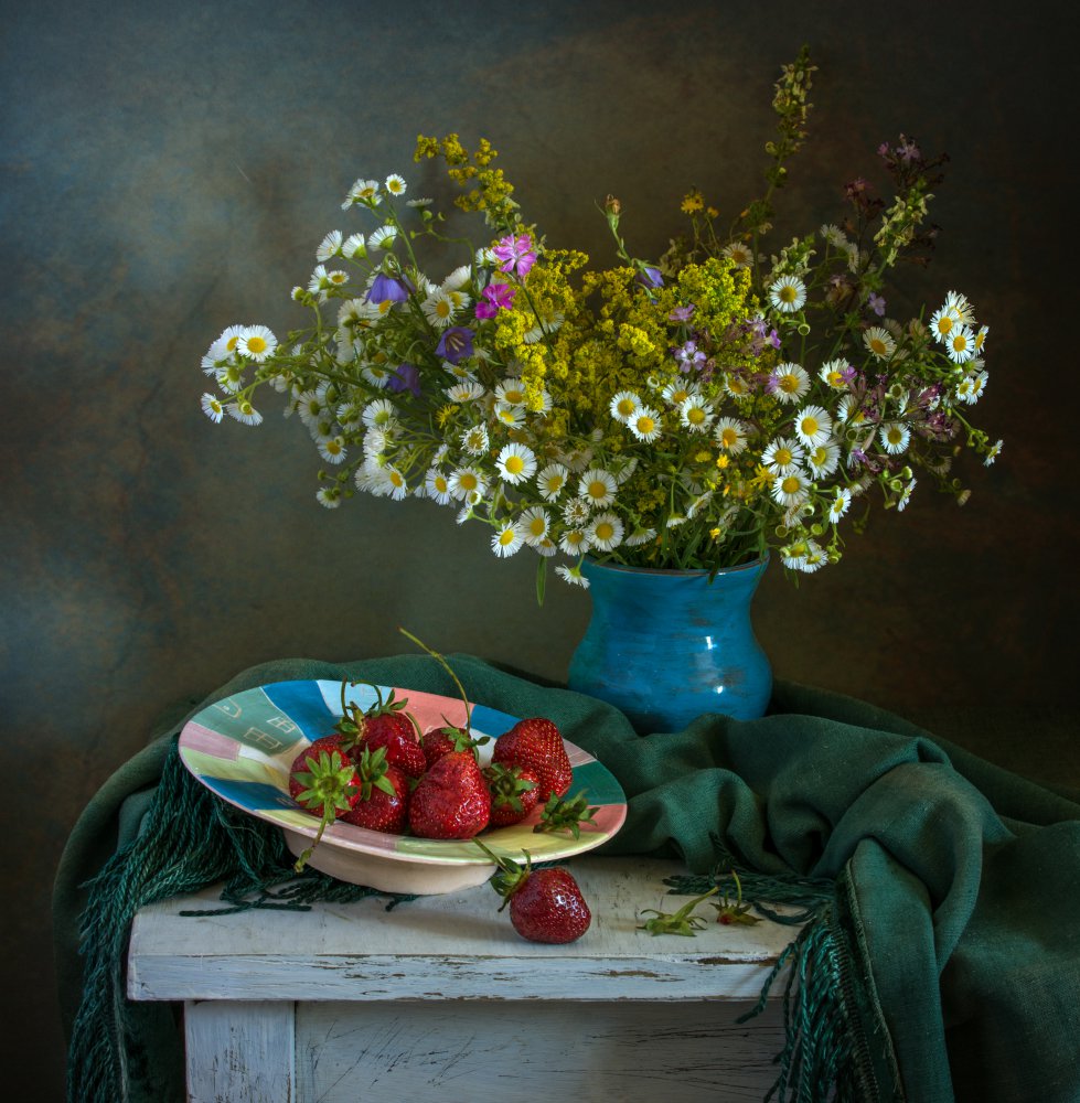 still life with wildflowers and strawberries. von Mykhailo Sherman