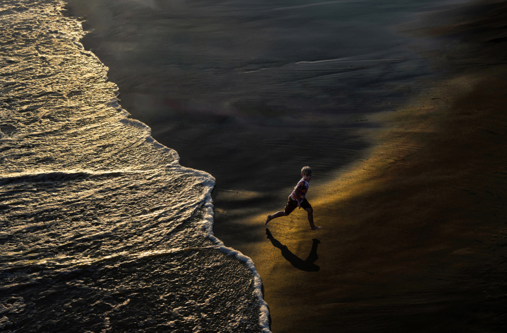 Boy Running On The Beach von NanZ