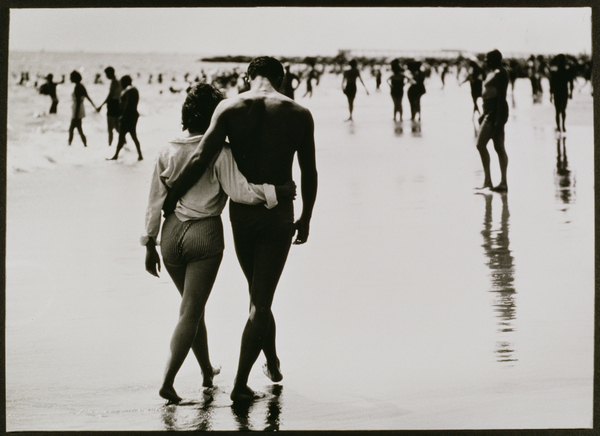 Couple Walking in the Water at Coney Island, New York City, Untitled 46 von Nat Herz