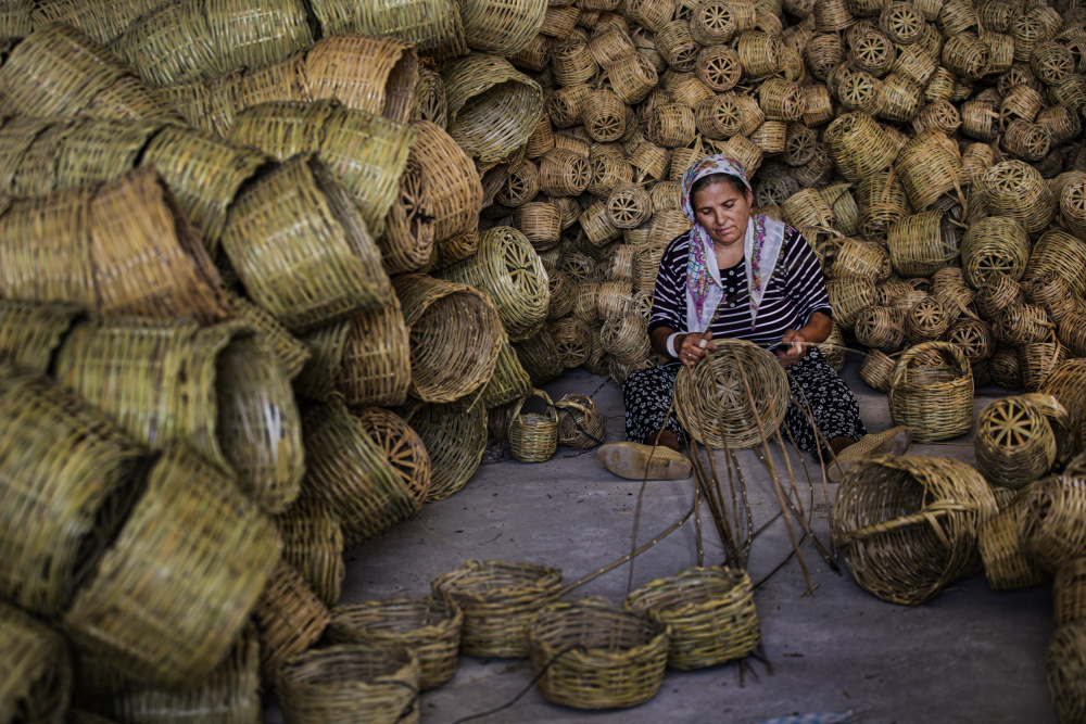 wicker basket making von Nevra Topalismailoglu