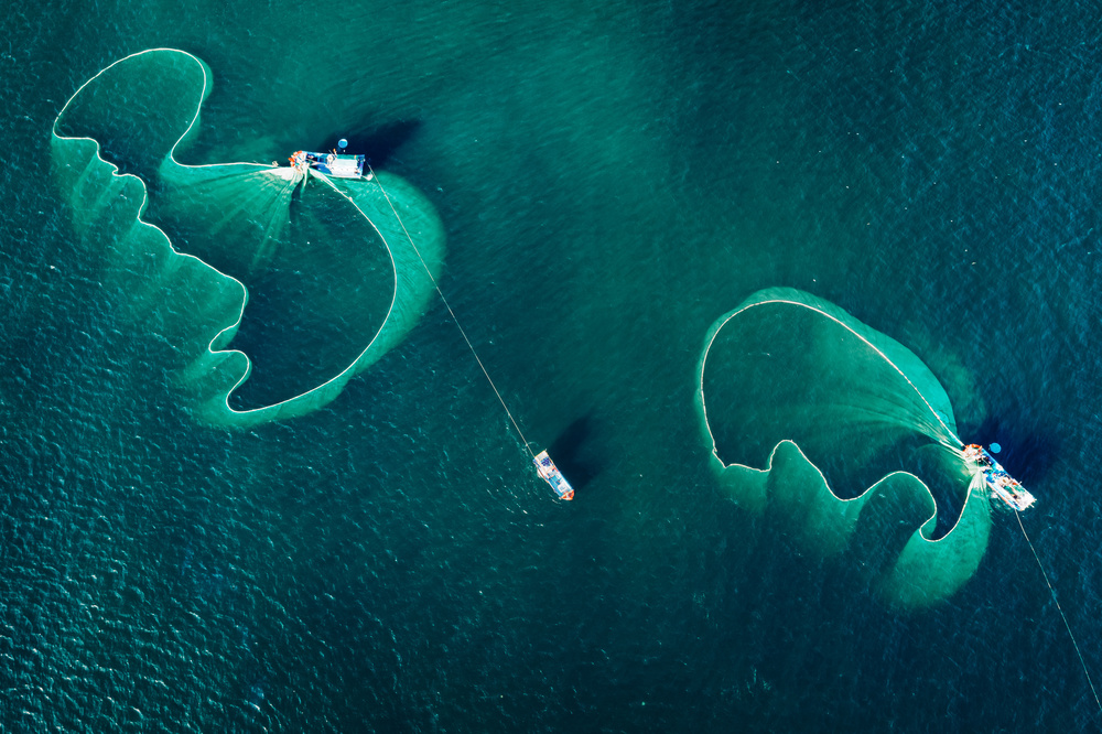 Catch fish in the sea von Nguyen Tan Tuan