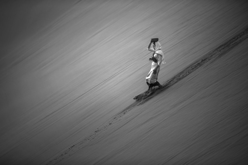 Crossing the sand dunes von Nguyen Tan Tuan