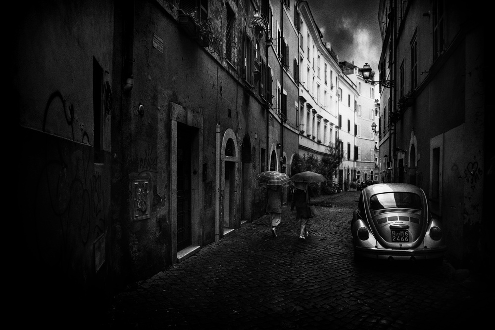 Car on the alley von Nicodemo Quaglia