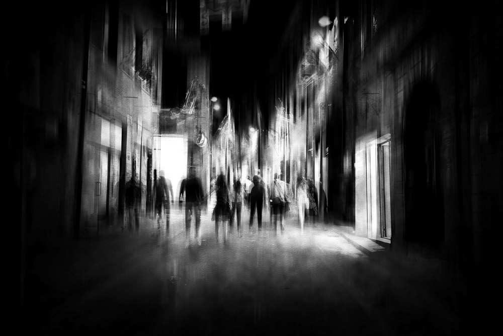 Night walk in the alley von Nicodemo Quaglia