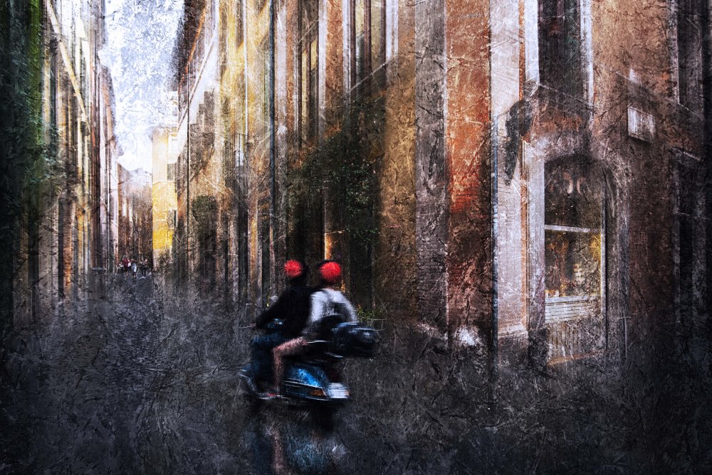 Tourists on a Vespa in the alleys of Rome von Nicodemo Quaglia