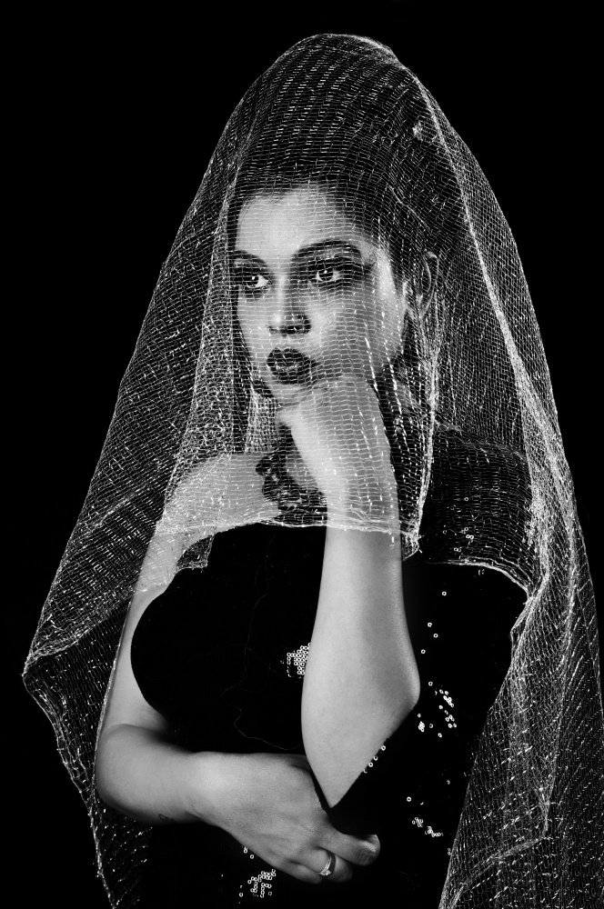 Lady in Veil von Nilendu Banerjee