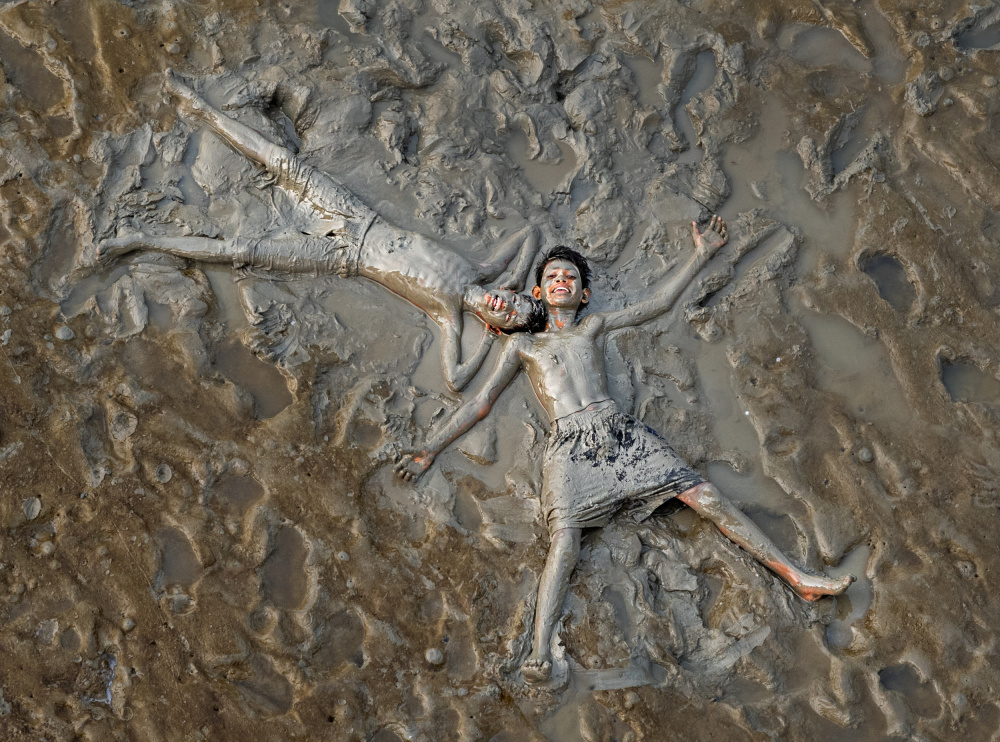 Mud Bath von Nilendu Banerjee