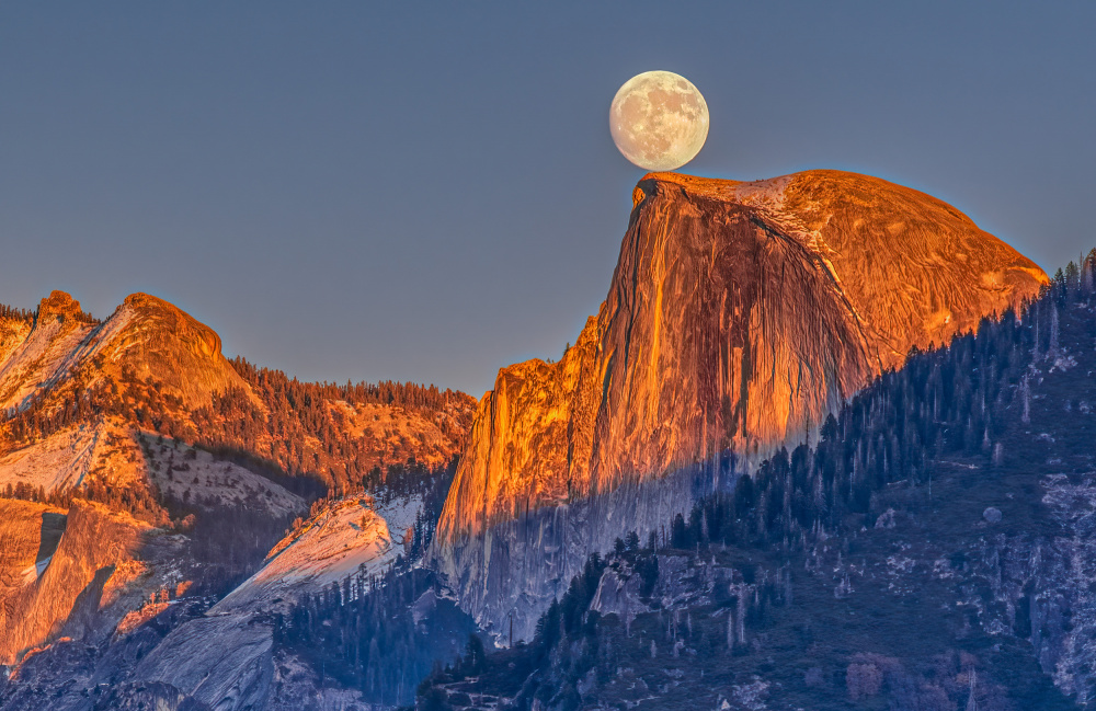 Moonrise over Half Dome von Ning Lin