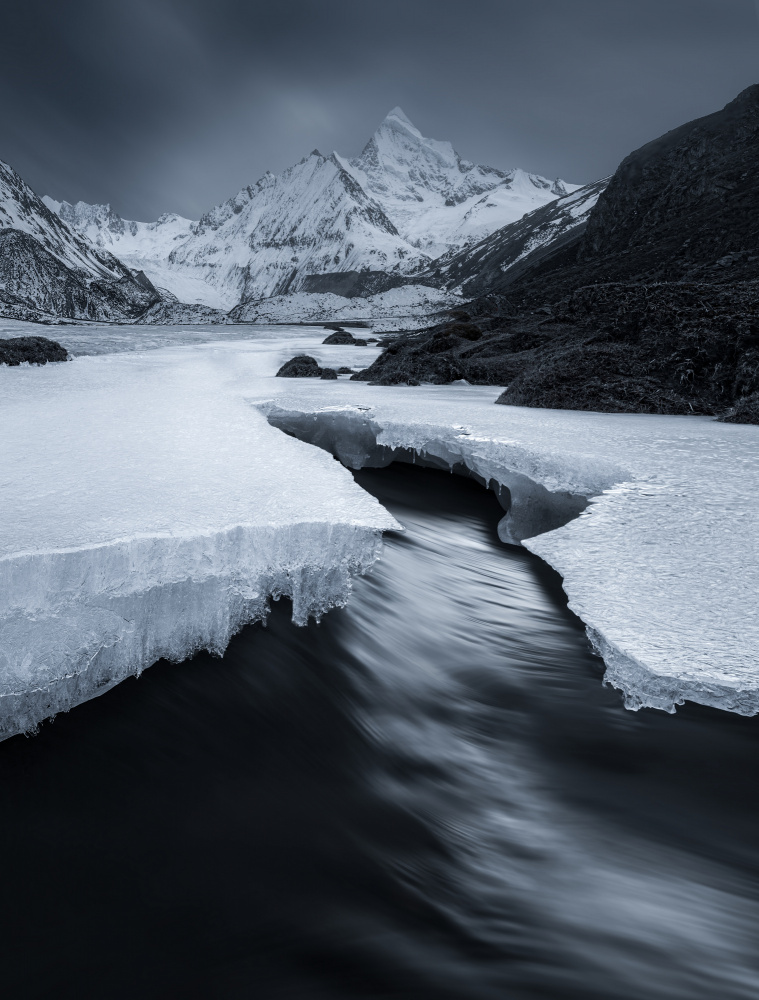 A stream under a snowy mountain von NingYun Ye