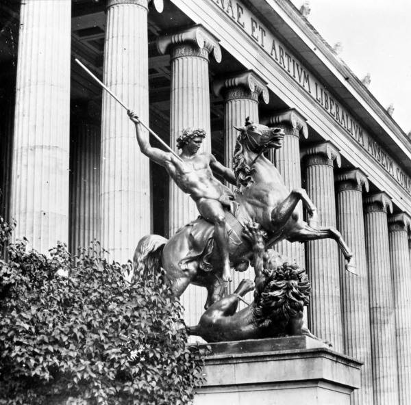 Berlin,Loewenkaempfer vor Altem Museum von 