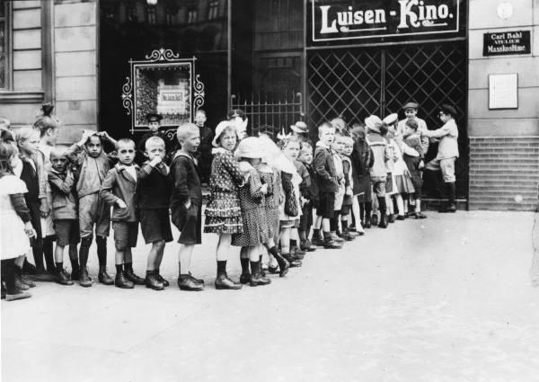 Berlin,Schlange vor Luisen-Kino von 