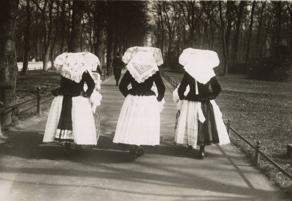 Berlin,Spreewaelder Ammen im Tiergarten von 