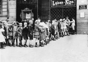 Berlin,Schlange vor Luisen-Kino