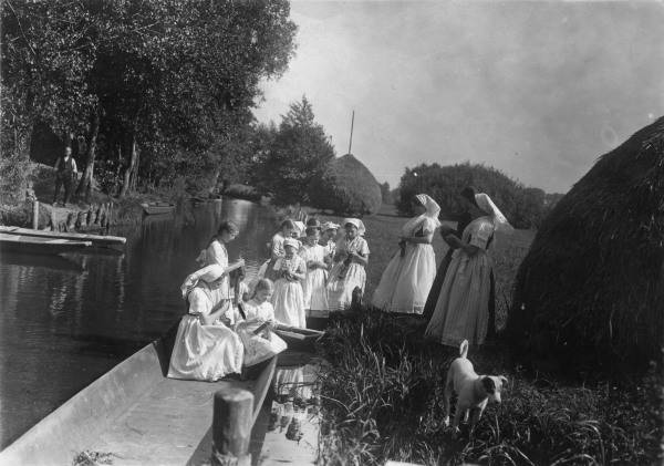 Spreewaelder Frauen an Wasserlauf/Foto von 