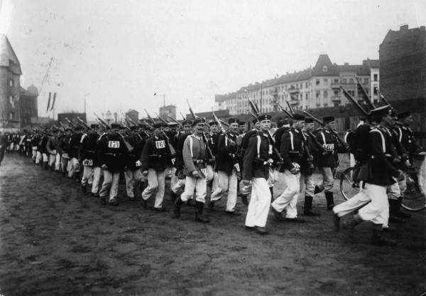 Start des Armeegepaeckmarsches in Berlin von 