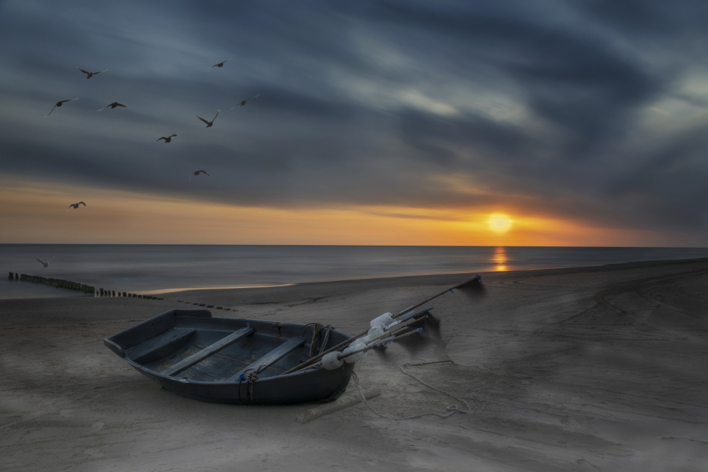 Boat at sunset von Normunds Kaprano