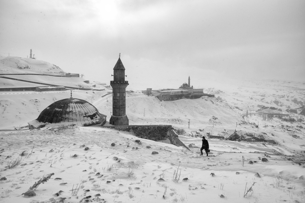 Walking on the snow von Özden Sözen