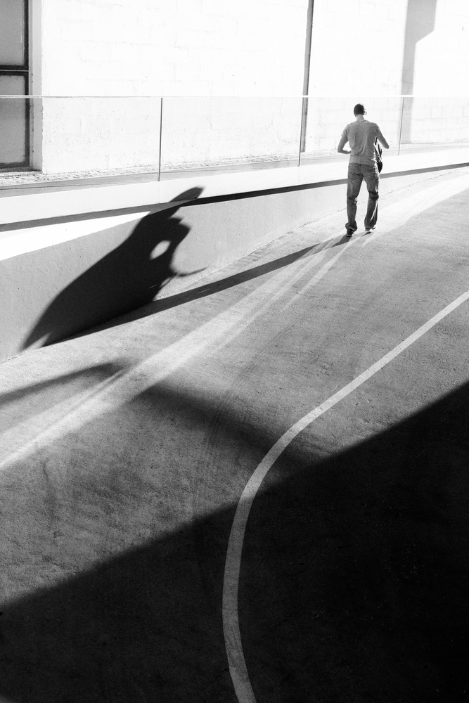 BROKEN SHADOW von Olavo Azevedo