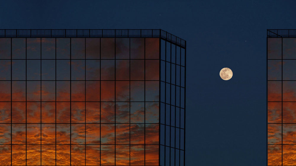 Moonset at sunrise von Olexandr Shpyek