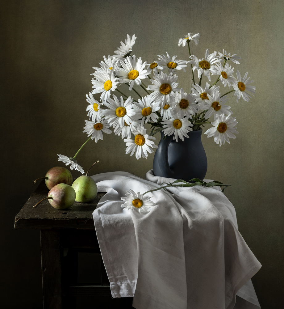 Still life with daisies and pears von Olga Aleksandrovna