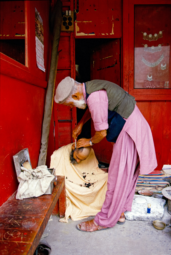 At the barber von Olivier Schram