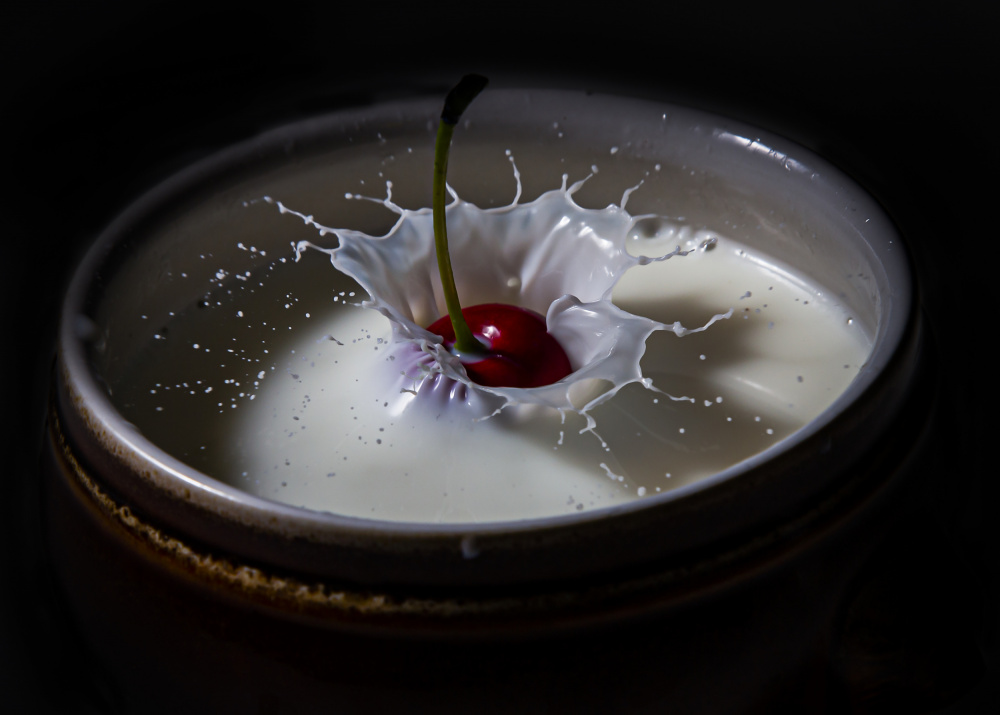 The cherry in a drop of milk von Oren Yacov