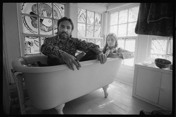 Dennis Hopper and wife Michelle Phillips in a bathtub in New Mexico von Orlando Suero