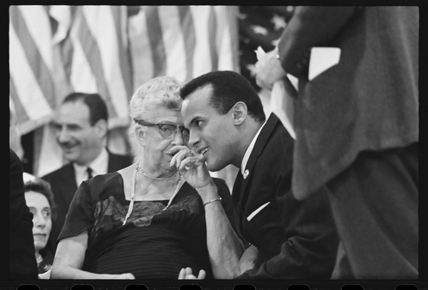 Eleanor Roosevelt with Harry Belafonte at an election rally von Orlando Suero