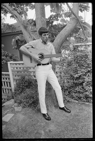 Leonard Nimoy plays guitar von Orlando Suero