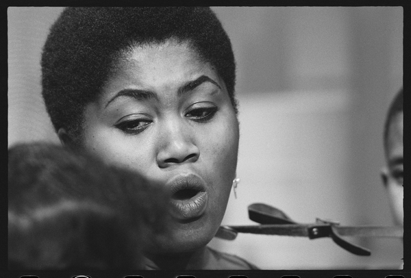 Odetta sings to childern on set of a TV special von Orlando Suero