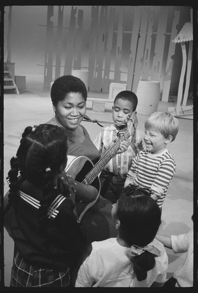 Odetta sings to childern on set of a TV special von Orlando Suero