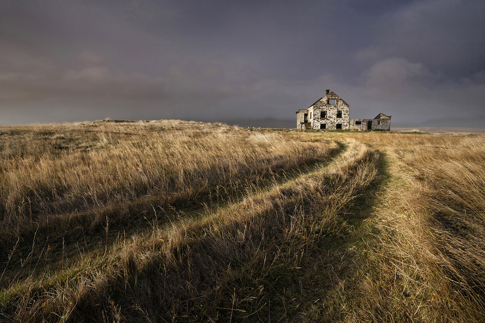 Track to  Ruins von Þorsteinn H. Ingibergsson