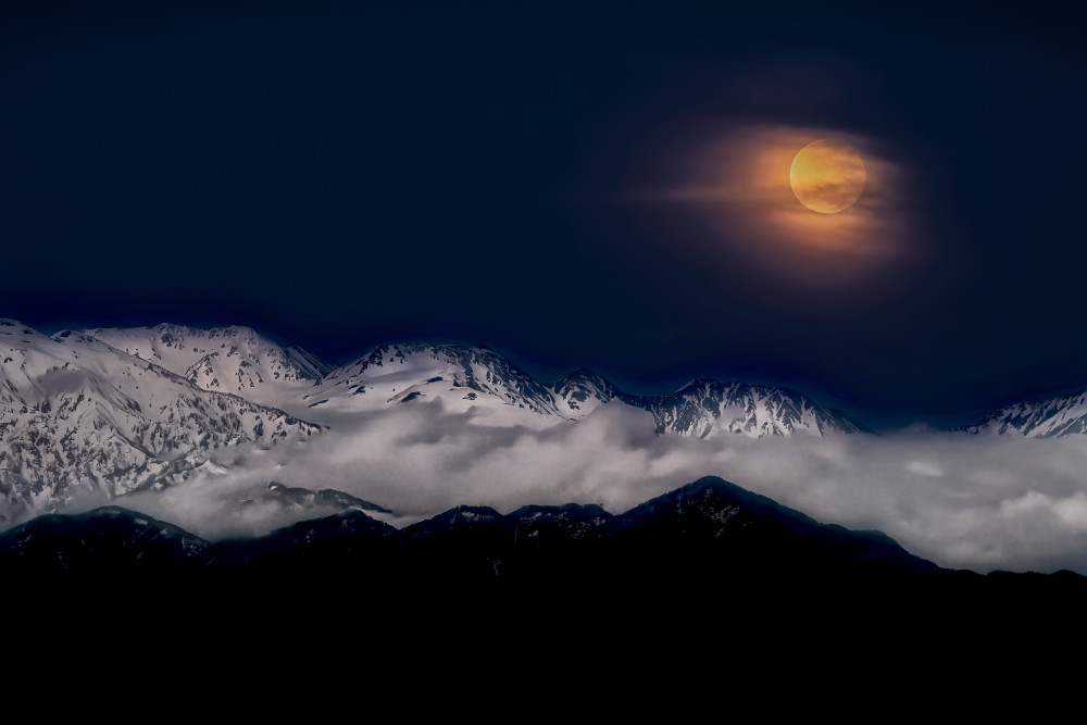 illuminated by a hazy supermoon von Osamu Hayashi