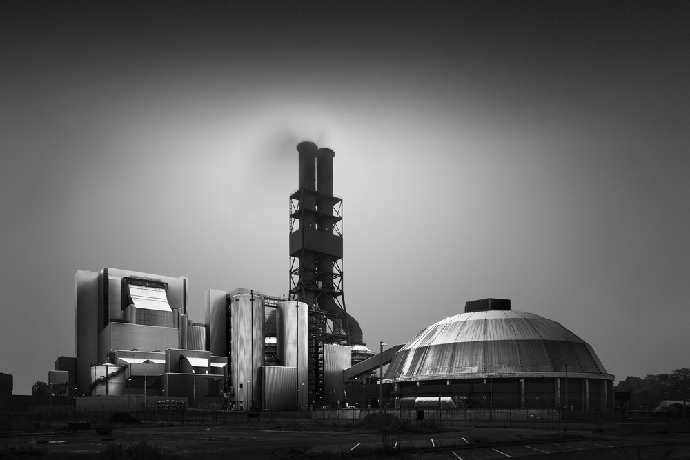 Industrial Landscape I - Inconspicuous von Oscar Lopez