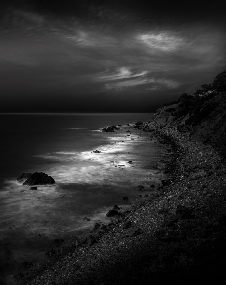 The dark beach von Oussama Mazouz