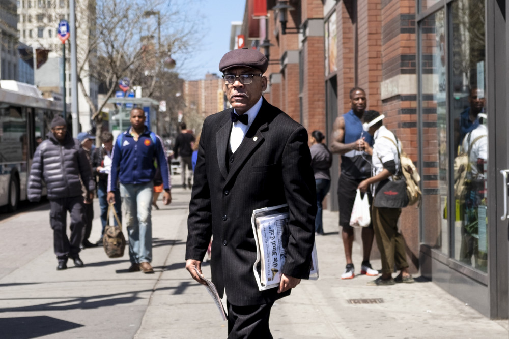 Street newsboy von Pablo Abreu