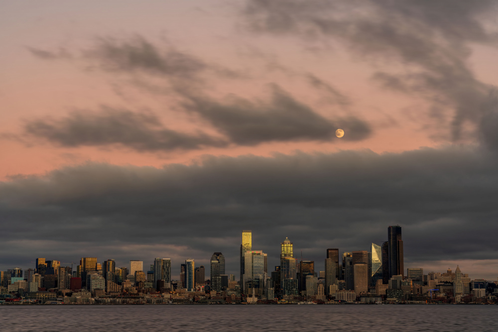 Moonrise Seattle von Paige Huang