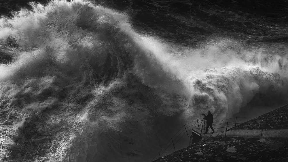 CHASING THE SEA STORM von Paolo Lazzarotti