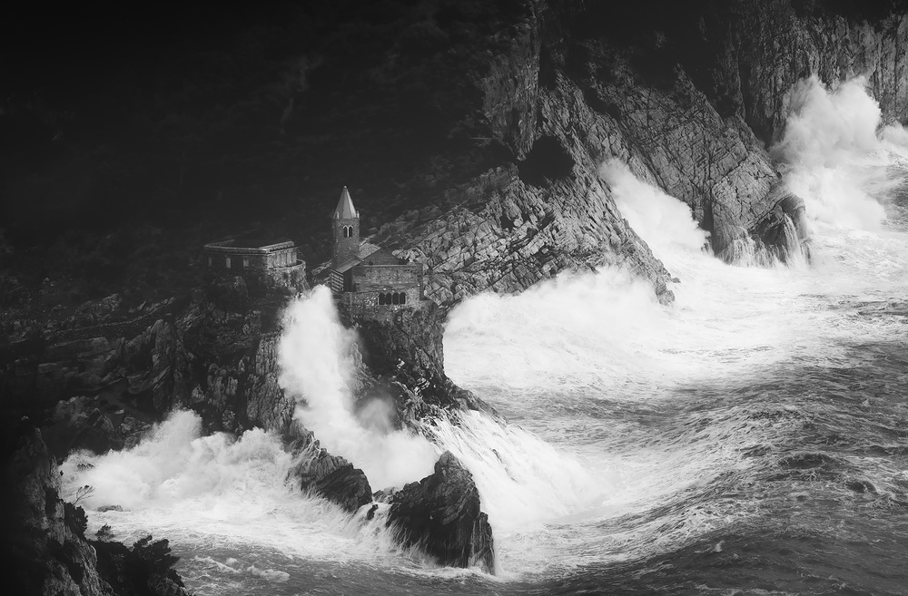 CHURCH IN THE STORM von Paolo Lazzarotti