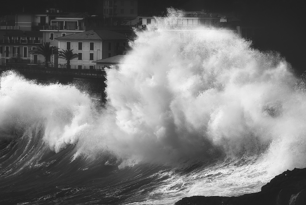 TSUNAMI IN THE VILLAGE von Paolo Lazzarotti