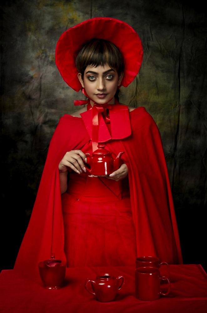 THE LADY WITH RED TEA POT von PARTHA BHATTACHARYYA